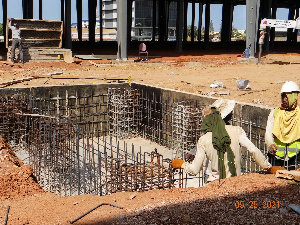 HAYBEL workers in hard hats and hi-vis fixing reinforcement in a foundation pit
